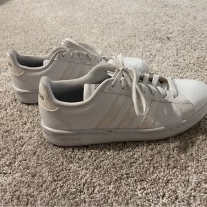 Addidas women’s cloud foam comfort shoes size 8.5.